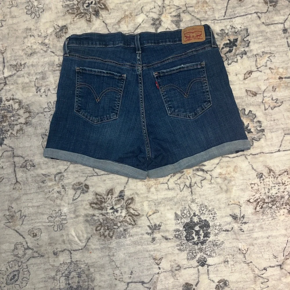 Levi's Women's mid rise Dark Blue Rolled-Hem Denim Shorts - Picture 5 of 7